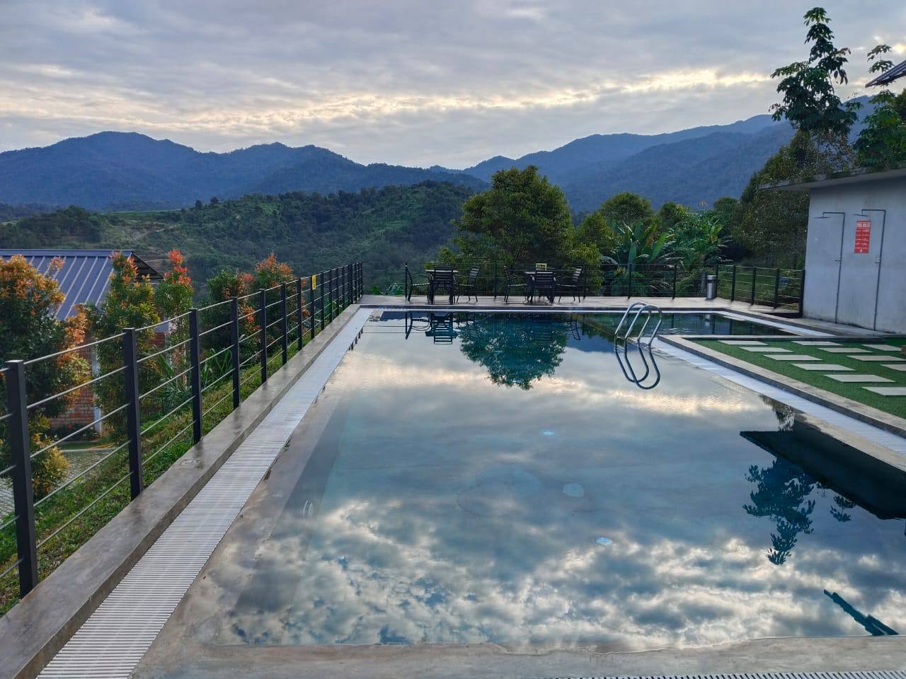 82 Rening Hillside Resort Villas